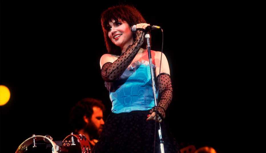 Linda Ronstadt actúa en el escenario de Milwaukee, Wisconsin en 1983.
