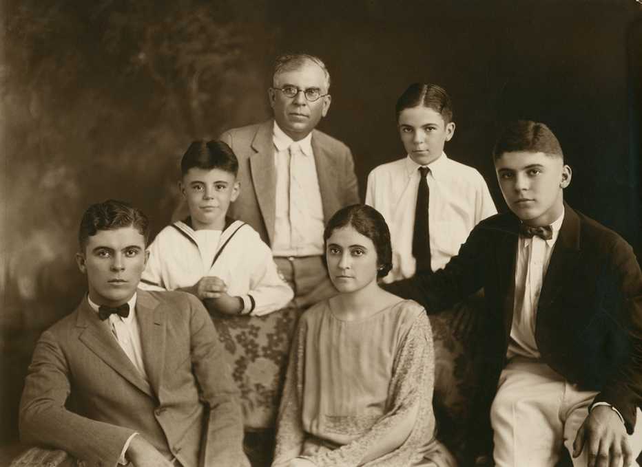 El padre de Ronstadt (segundo desde la derecha) con sus padres y hermanos.