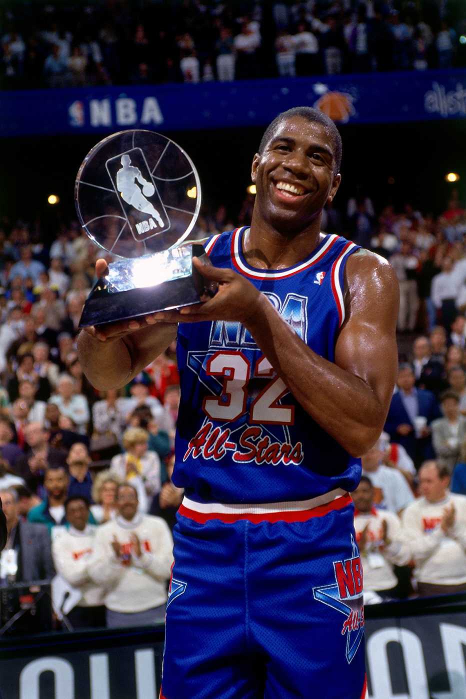 Magic Johnson sostiene su trofeo al jugador más valioso después del partido de las estrellas de la NBA de 1992 el 9 de febrero de 1992.