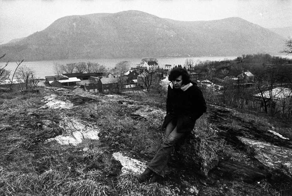 Don McLean sentado en una roca con vista al río Hudson cerca de su casa en el valle de Hudson en Nueva York, en 1972.