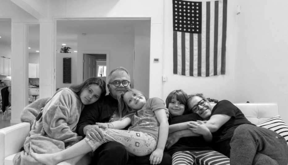 De izquierda a derecha: Emma, Armando Correa, Anna, Lucas y Gonzalo, en su casa a las afueras de la ciudad de Nueva York.