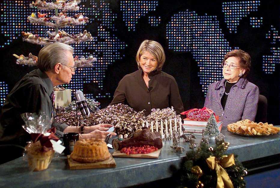 Stewart con su madre, Martha, en "Larry King Live" en el 2003, en vísperas del juicio de Stewart por fraude de valores.