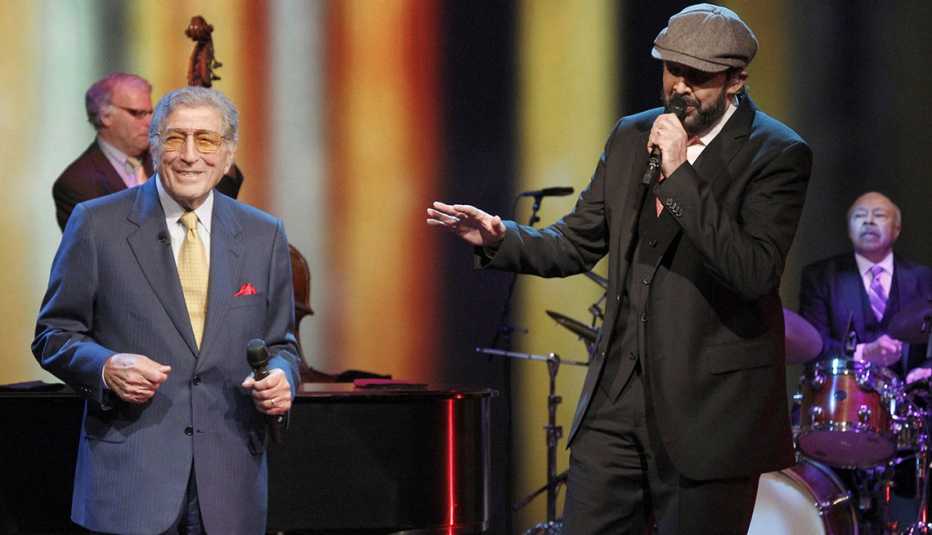 Tony Bennett y Juan Luis Guerra cantan en vivo en el programa de ABC 'The View'. 