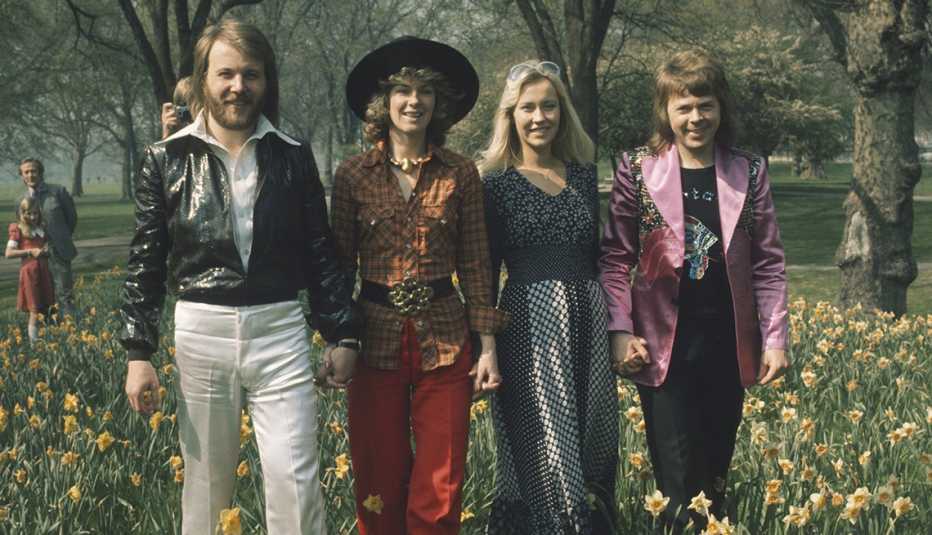 Los integrantes del grupo Abba caminan por un parque en Londres en el 1974.