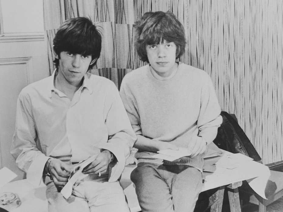 Mick Jagger (derecha) y el guitarrista Keith Richards abren las cartas de los admiradores durante los primeros días de la banda, hacia 1963.