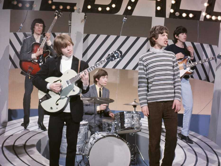 Los Rolling Stones, con Mick Jagger, Keith Richards, Brian Jones, Bill Wyman y Charlie Watts, actúan en un programa de televisión a mediados de los años 60.