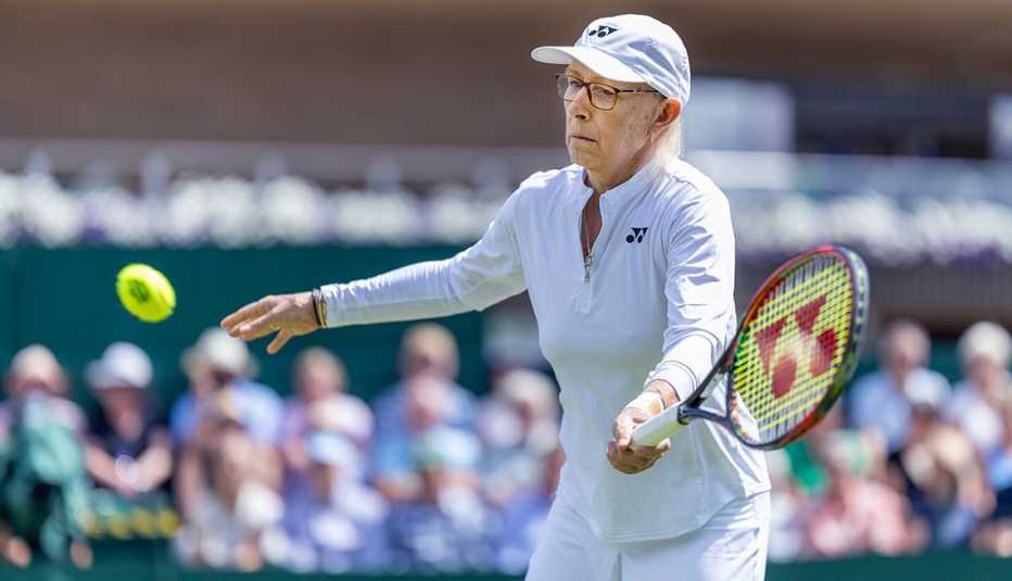 Martina Navratilova en un partido de dobles en el Campeonato de Tenis de césped de Wimbledon en el All England Lawn Tennis and Croquet Club.