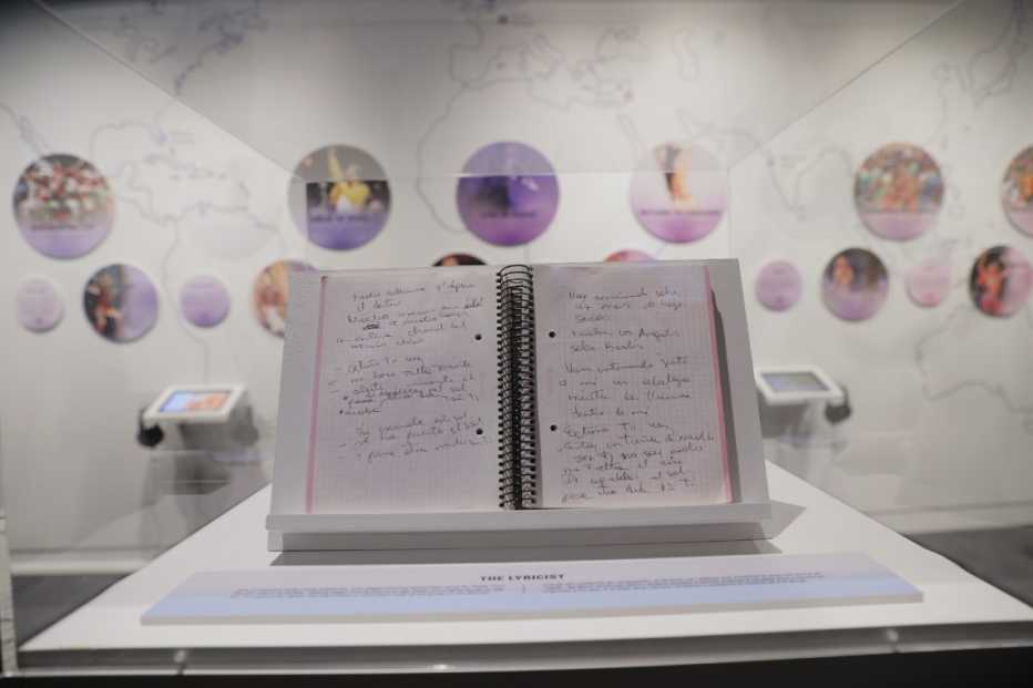 El cuaderno, que Shakira guarda en su estudio de grabación, con fragmentos de letras escritas a mano.