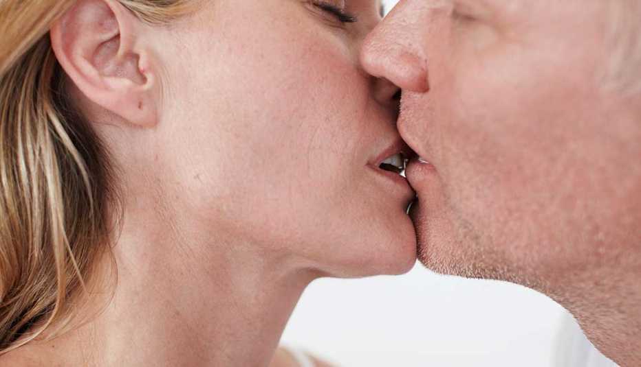 Pareja besándose - Técnicas eróticas avanzadas