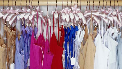 Ropa intima de mujer que cuelga en un estante - Guía para comprar ropa interior de mujer