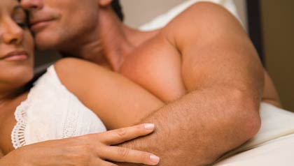 Problemas sexuales en los hombres - Una pareja en la cama en actitud de intimidad
