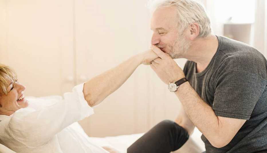 Hombre besando la mano de su mujer - Cómo el sexo cambia para los hombres después de los 50