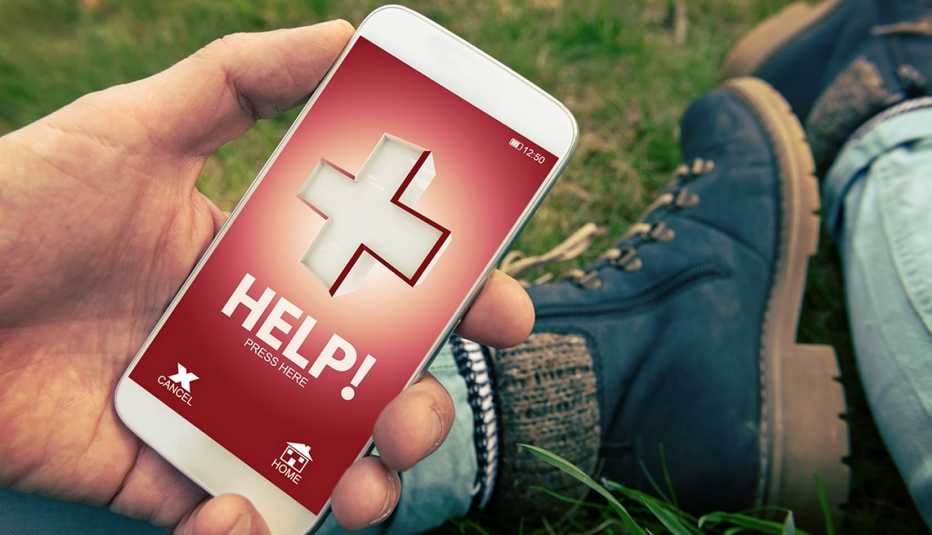 Excursionista herido sostiene un teléfono inteligente que dice ayuda en la pantalla