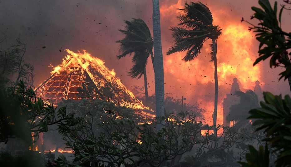 Edificios arden en Maui mientras los incendios forestales arrasan la isla