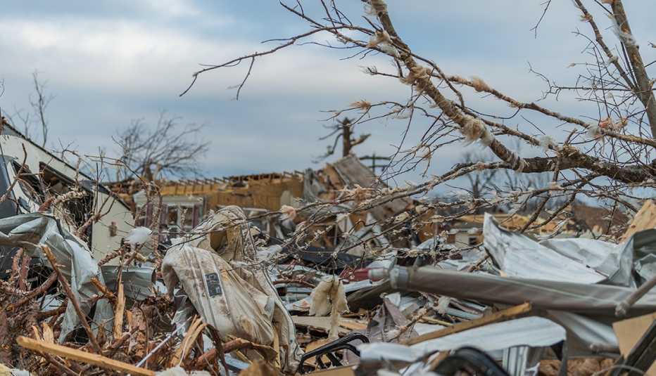 Escombros después del paso de un tornado en Samburg, TN, 2021.