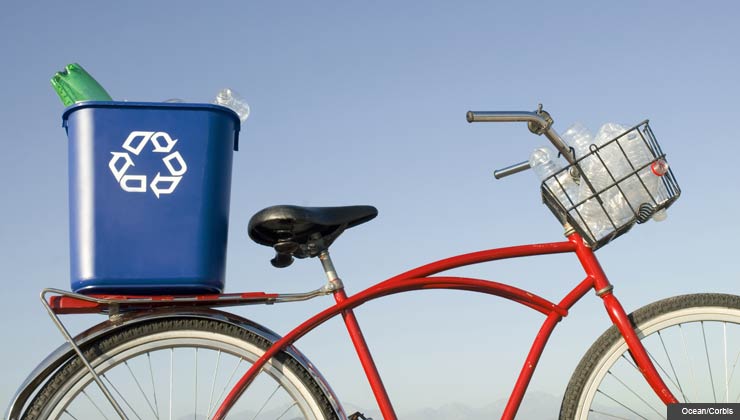 Papelera de reciclaje en una bicicleta