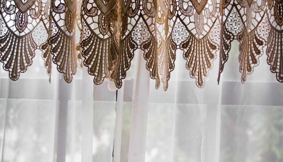 Cenefa tejida sobre una cortina trasparente