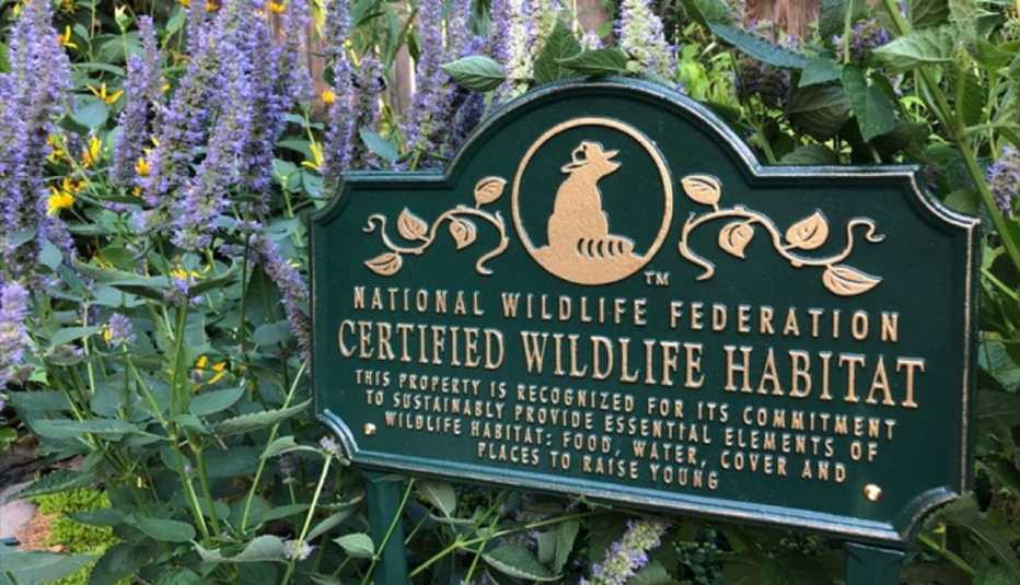 En un letrero se puede leer en inglés National Wildlife Federation Certified Wildlife Habitat