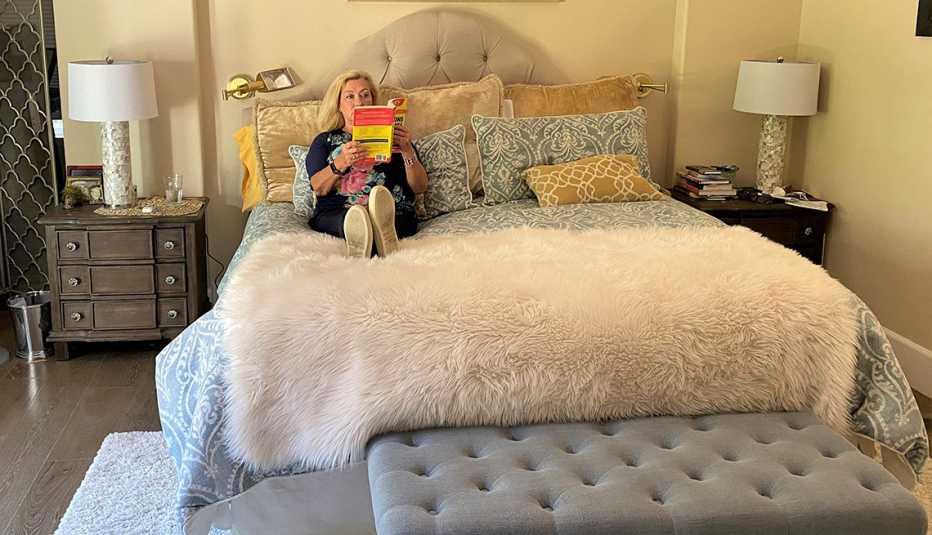 Patti Cohn se relaja en su cama mientras lee un libro