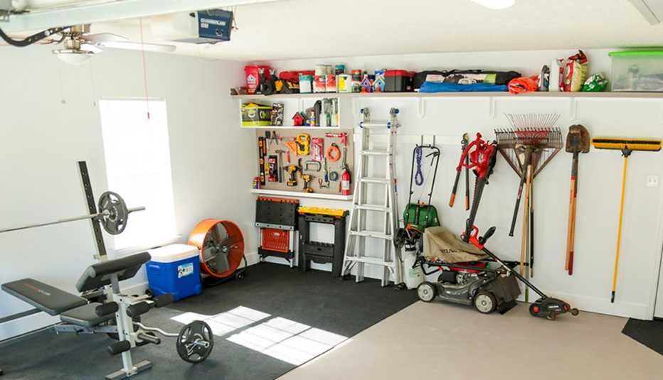Foto de un garaje con múltiples artículos y herramientas de cuidado para el hogar
