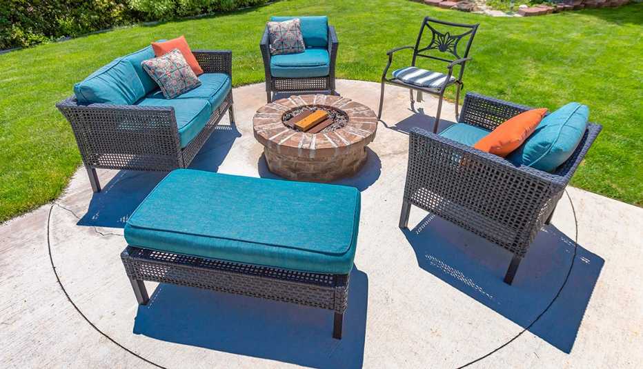 Fogata de jardín con sillas en un patio soleado