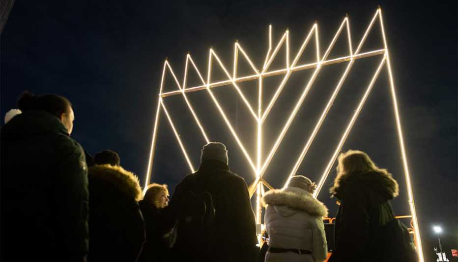 Gente reunida para celebrar el encendido de la menorá de Hanukkah más grande del mundo