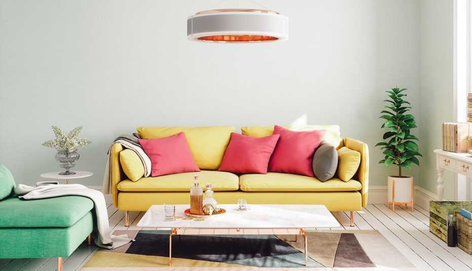 Interior de una sala de estar moderna diseñada con colores vibrantes