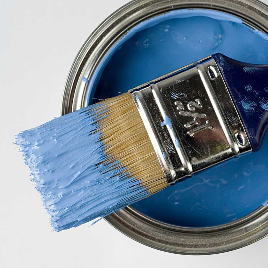 Lata de pintura azul con brocha