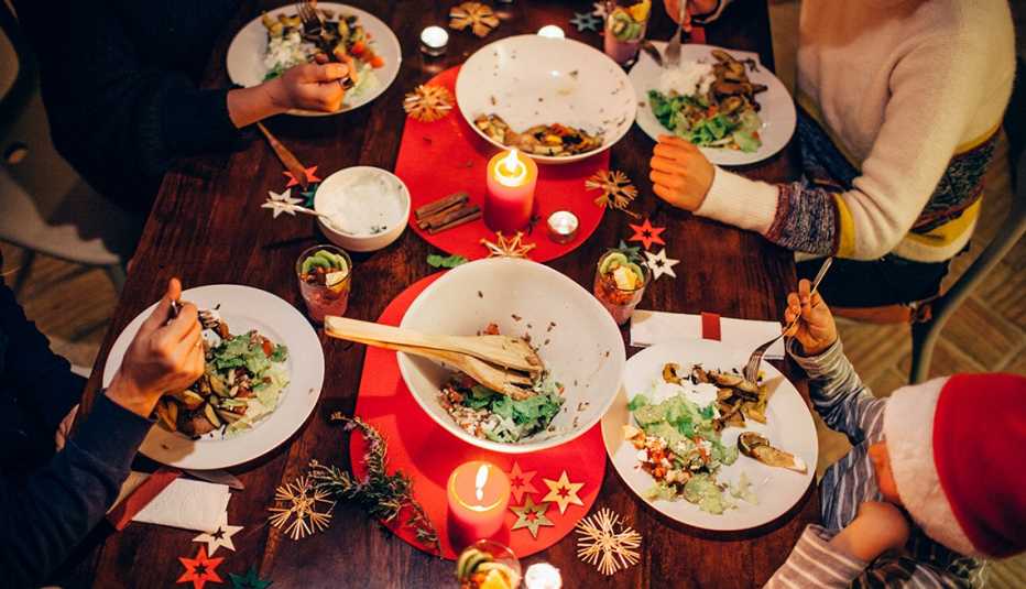 Fotografía aérea de una mesa con la cena navideña servida