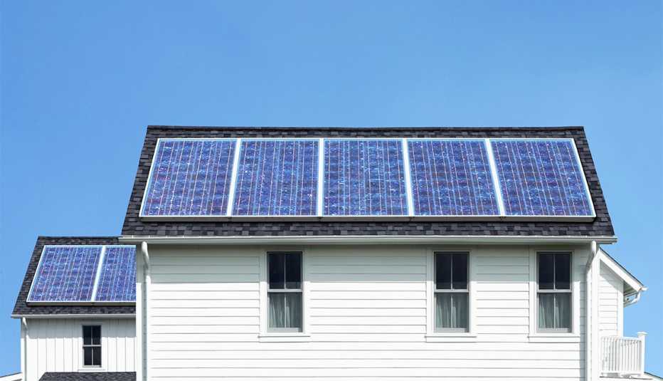 Paneles solares sobre el techo de una casa