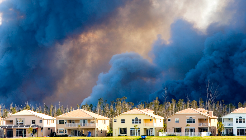 Casas frente a un incendio en Florida