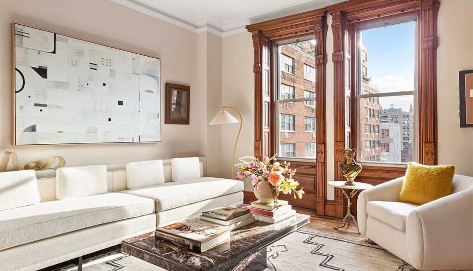 sala de estar de una casa ambientada para venderse en el número treinta y cuatro de Gramercy Park