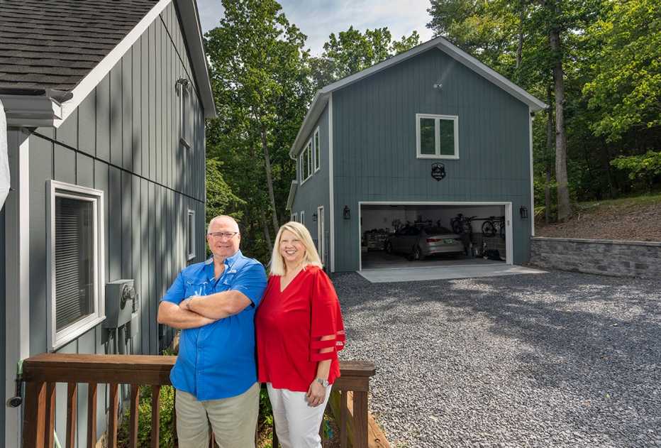 Jim y Ann Davison hicieron construir un garaje con una vivienda en el piso superior en su propiedad de Virginia. 