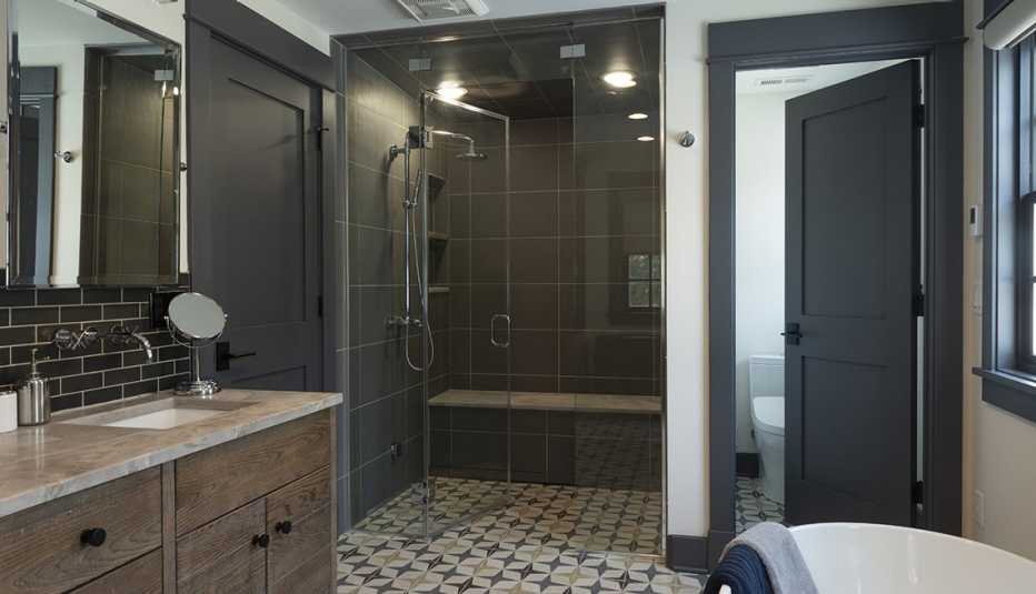 Esta ducha abierta con drenaje rectangular en las baldosas no tiene ningún obstáculo con el que tropezar. 