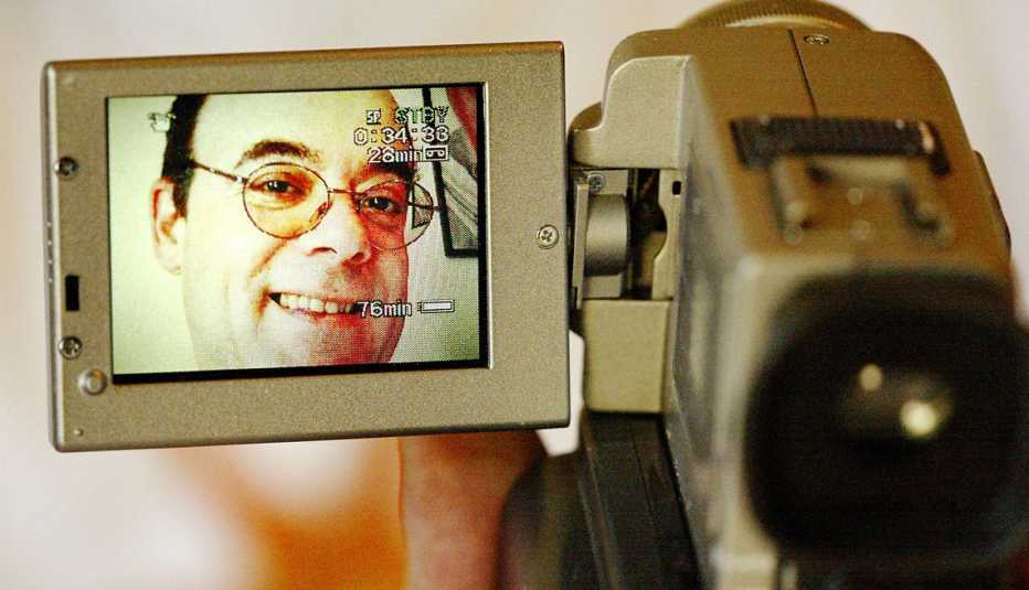 Una cámara de video mostrando un hombre sonriente en pantalla
