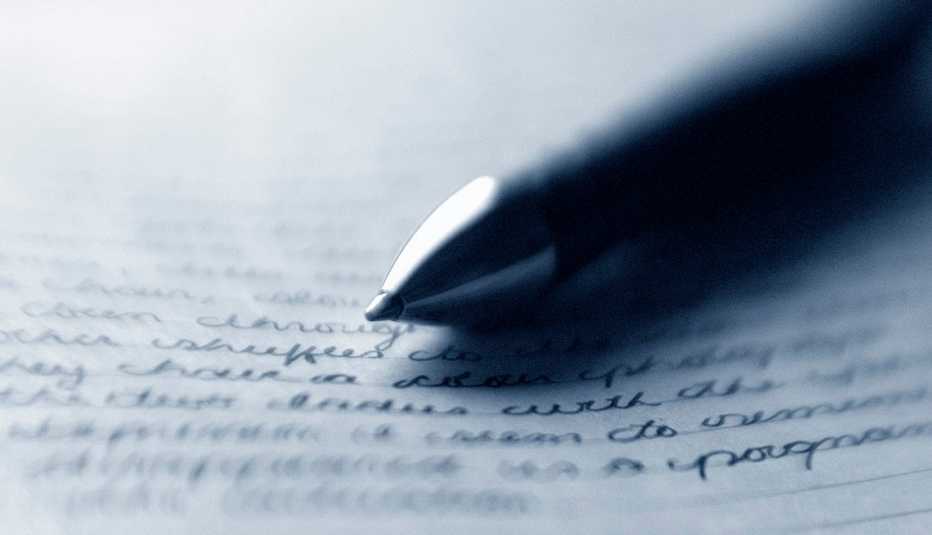 Bolígrafo sobre un papel escrito