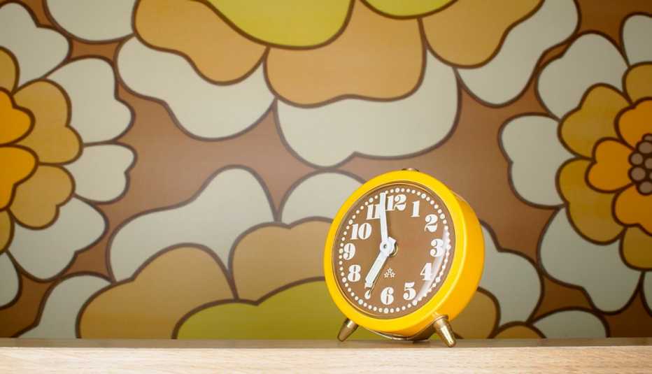 Reloj despertador amarillo sobre una mesa