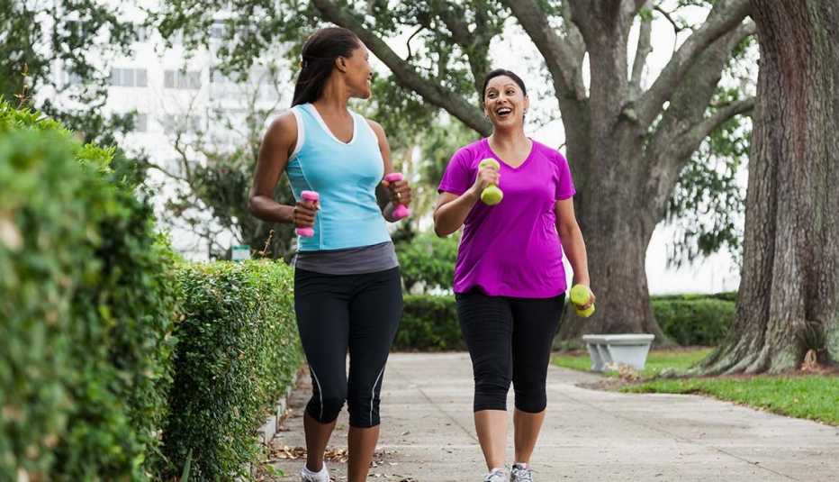 Estrategias para recuperarse de un fracaso - Dos mujeres hacen ejercicio