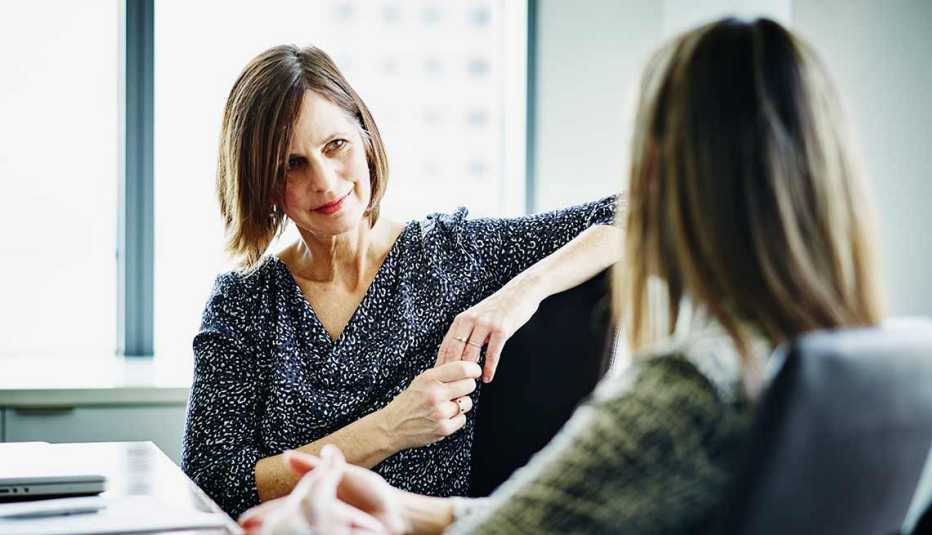 La menopausia es única y distinta en cada mujer - Dos mujeres conversando