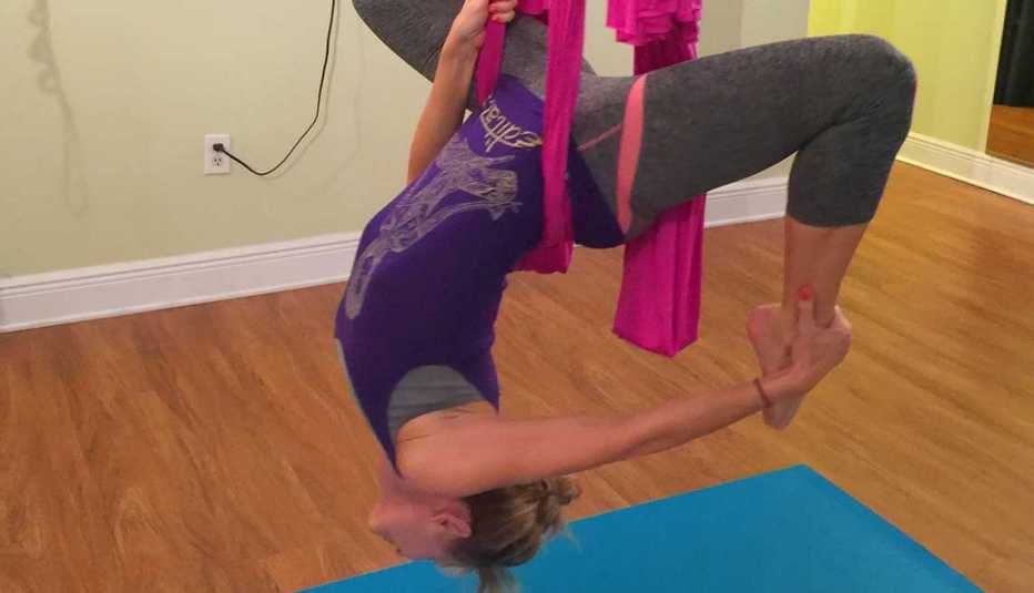 Mujer haciendo ejercicio - 4 tipos de yoga que puedes comenzar después de los 50