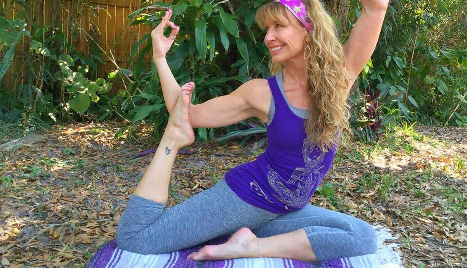 Mujer haciendo yoga - 4 tipos de yoga que puedes comenzar después de los 50