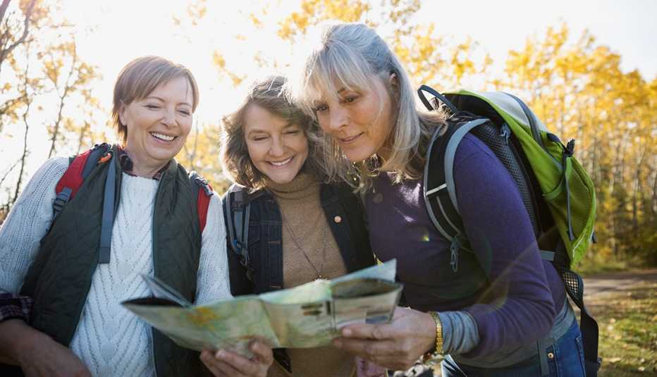 Tres mujeres observan un mapa