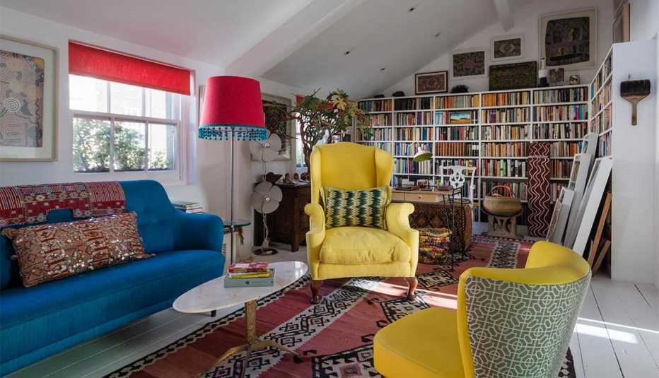 Un cuarto con sillones coloridos y alfombras