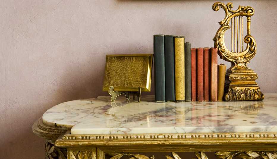 Libros sobre una mesa de mármol