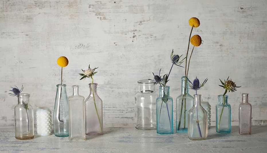 Flores frescas en botellas de vidrio