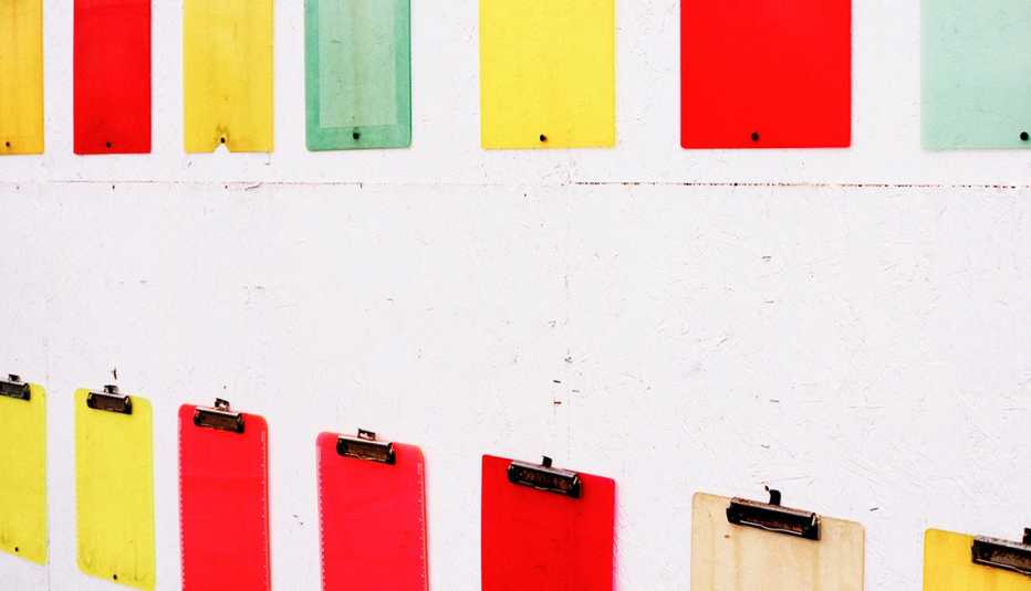 Grupo de portapapeles coloridos en una pared