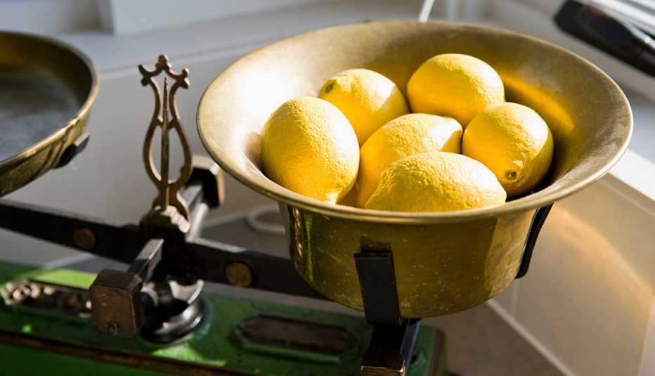 Una vieja balanza de cocina con limones