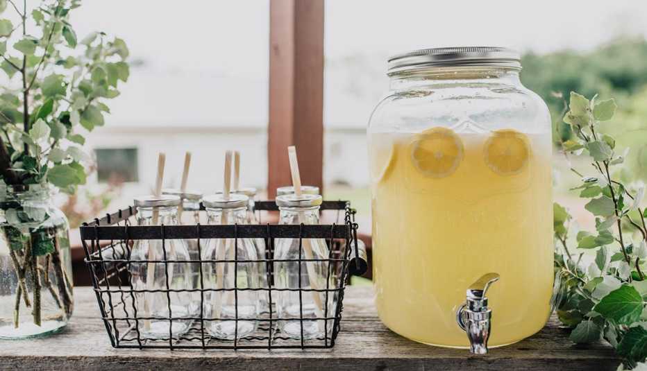 Dispensador de bebidas lleno de jugo de limón.