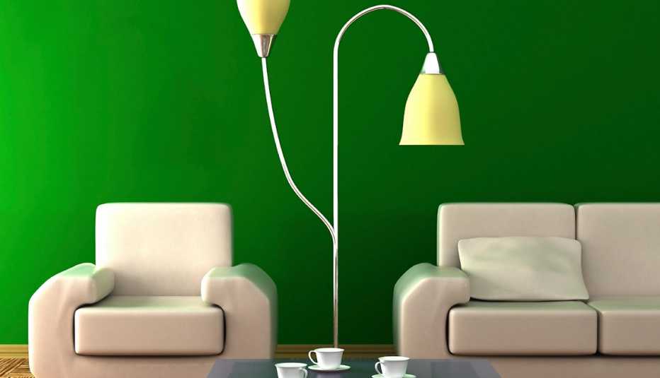 Lámpara de piso color amarillo con pared de fondo verde