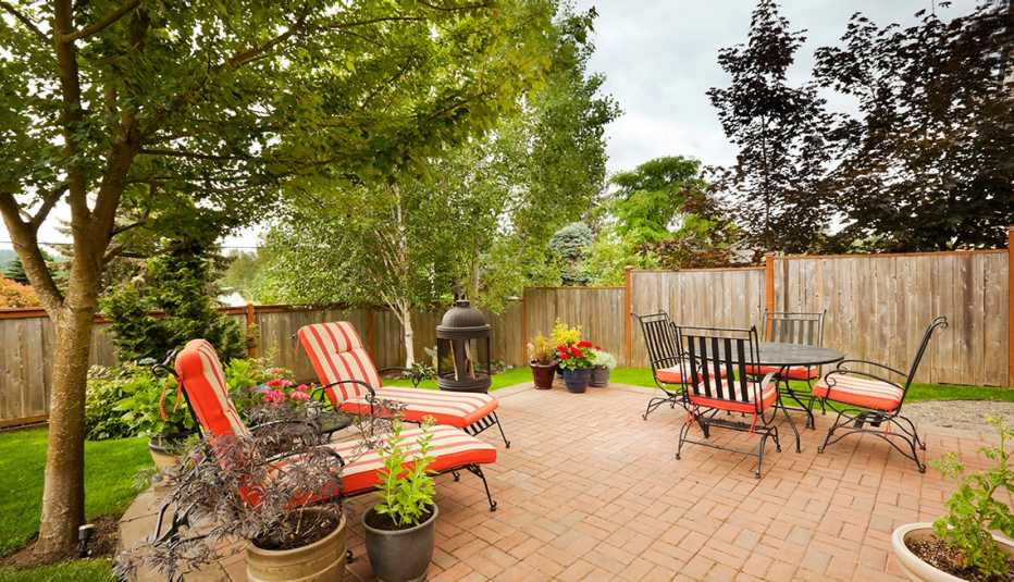 Terraza con sillas de patio y árboles alrededor
